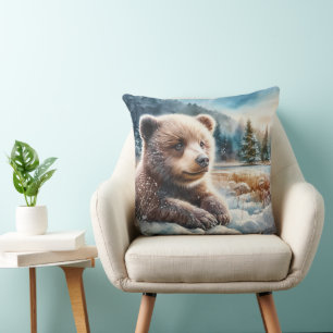 Coussin Jeune ourson brun dans la neige hivernale et les p