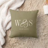 Coussin Jeunes mariés élégants vert olive initial (Couverture)