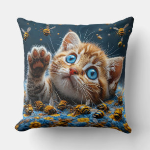 Coussin Joli Chaton Interagissant avec des Abeilles