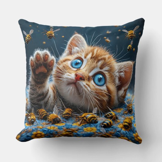 Coussin Joli Chaton Interagissant avec des Abeilles (Recto)
