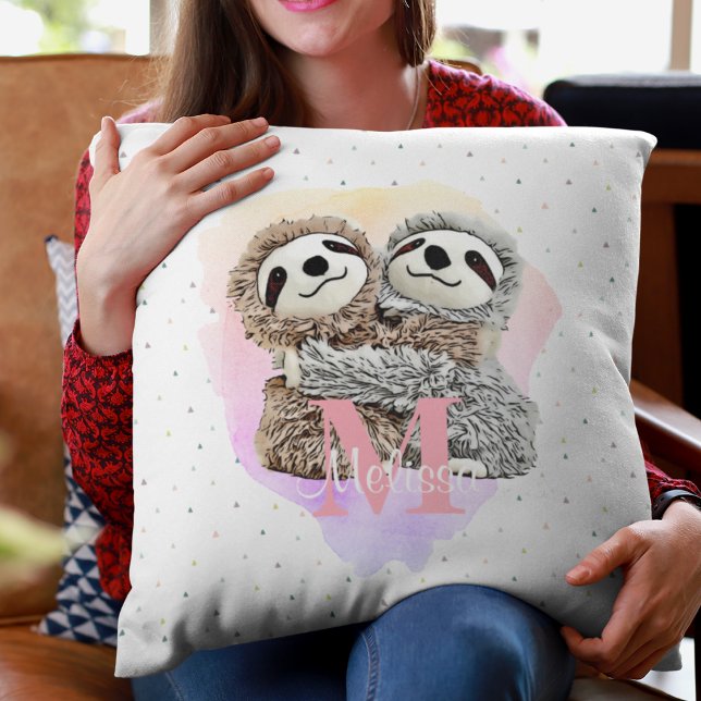 Coussin Joli Monogramme Aquarelle Nom Pink Sloth Hugs (Créateur téléchargé)