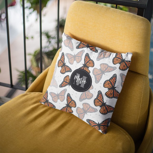 Coussin Joli monogramme papillons de la nature (Cute monogram butterfly throw pillow with personalized nature-inspired design.)