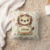 Coussin Joli petit lion avec un panneau de nom (Couverture)