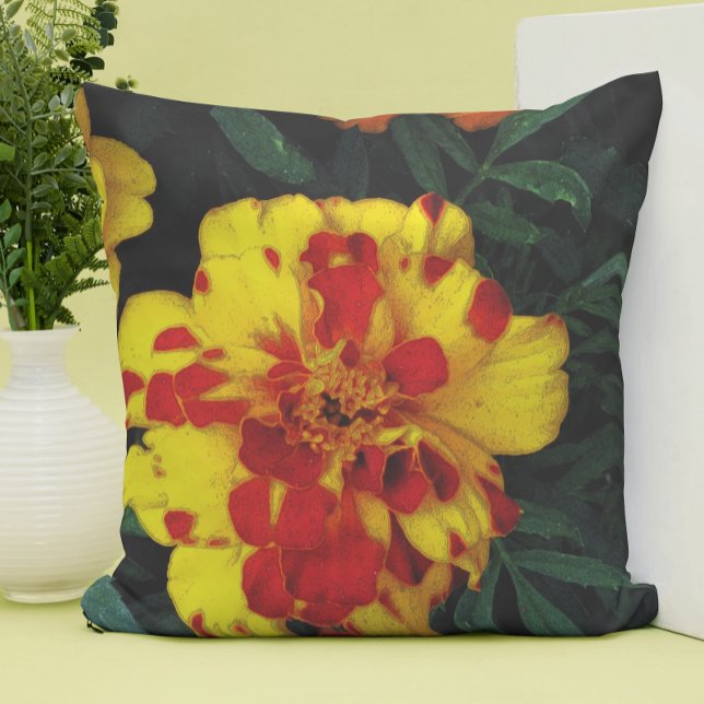 Coussin Jolie Fleurs de Marigold rouge et jaune (Créateur téléchargé)