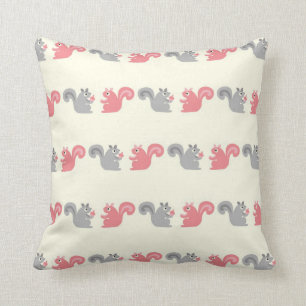 Coussin jolis écureuils gris et rose de la forêt modèle
