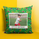 Coussin Joueur entraîneur de football drapeau Personnalisé<br><div class="desc">Créez un cadeau qui est parfait pour les entraîneurs de football du drapeau et les joueurs lorsque vous ajoutez votre propre photo et votre propre message personnalisé à ce coussin. Votre image et votre message sont affichés contre un arrière - plan à motifs avec des balles de pied et des...</div>