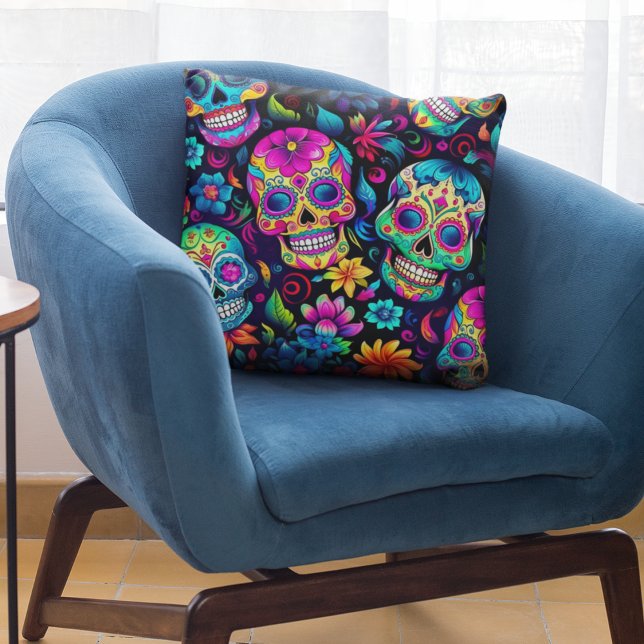 Coussin Jour des crânes de sucre néon morts (Sugar skull pattern on home decor throw pillows. Bold colors for your home. )