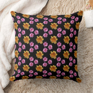 Coussin Jours Et Fleurs De Cosmos Sur Arrière - plan Noir