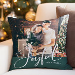 Coussin Joyeux | Élégant script et photo vert Noël<br><div class="desc">Cet élégant coussin de Noël dit "Joyful" dans la calligraphie moderne en écriture blanche. Ajoutez votre photo de famille préférée et votre nom. La partie inférieure du design,  et l'arrière du coussin,  est d'une couleur verte festive.</div>