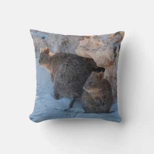 Coussin Joyeux et mignons quokkas sur la plage