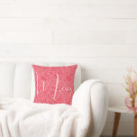 Coussin Joyeux Noël<br><div class="desc">Joyeux dans un script blanc chic sur un motif de gribouillis et de points blancs,  cet oreiller rouge à lancer est parfait pour décorer votre maison pour les vacances. CORRESPONDRE des articles dans notre magasin.</div>