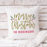 Coussin Joyeux Noël Gold Moderne Personnalisé Famille<br><div class="desc">Le design coussin saisonnier présente un script d'or antique moderne "Joyeux Noël" avec du texte rouge personnalisé qui peut être personnalisé avec votre nom de famille. Les branches vertes des feuilles saints et des baies rouges mettent l'accent sur le design. Couleur arrière - plan blanche.</div>