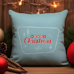 Coussin Joyeux Noël moderne rétro du milieu du siècle<br><div class="desc">Ajoutez une touche de charme rétro à votre maison avec cet oreiller festif de Noël ! Ce design moderne du milieu du siècle présente le texte "Joyeux Noël" dans une typographie d'inspiration vintage. L'arrière - plan est bouché turquoise accentué par des éclats de style années 1950, des flocons de neige....</div>