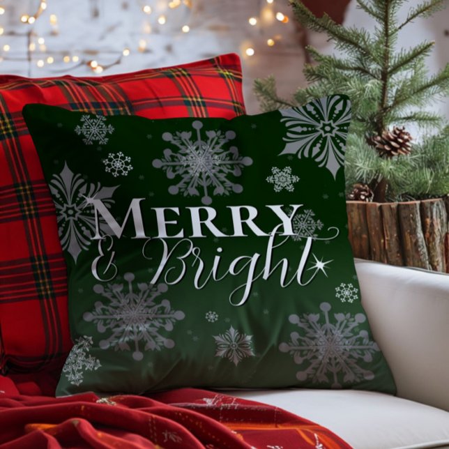 Coussin Joyeux vert et flèches de neige brillantes Noël (Green Merry and Bright Snowflakes Christmas Throw Pillow)