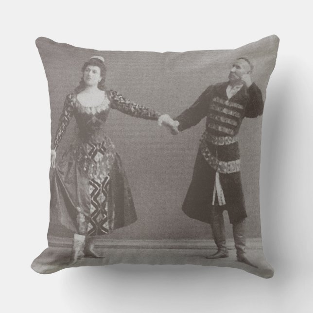 Coussin Julia et Felix Kschessinsky dans le mazu (Recto)