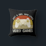 Coussin Just A Girl Who Loves Video Games<br><div class="desc">Just A Girl Who Loves Video Games. This funny gamer accessory is a great gift for a woman, girl, teens & kids who love playing video games & computer games. If you're a geek and love console games & computer gaming, this design is for you! Includes a graphic of a...</div>