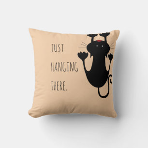 Coussin Juste accroché là dessin animé de chat noir texte 