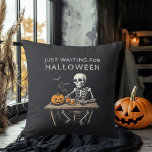 Coussin "Juste en attendant l'oreiller d'Halloween | Drôle<br><div class="desc">Apportez une touche de charme éffrayant à votre maison avec cet oreiller à lancer "Just Waiting for Halloween". Doté d'un squelette ludique, ce coussin est parfait pour les amateurs d'Halloween qui aiment célébrer la saison toute l'année. Que ce soit pour décorer votre salon, votre chambre ou un coin douillet, ce...</div>