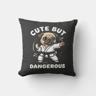 Coussin Karate de pug mignon mais dangereux