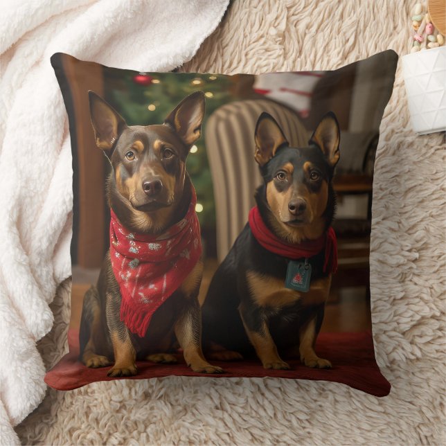 Coussin Kelpie australienne près de la cheminée Noël (Couverture)