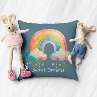 Coussin Kids Whimsical Pastel Rainbow in Clouds