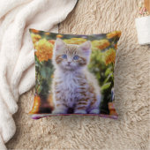 Coussin Kitten au gingembre dans un jardin fleuri (Couverture)