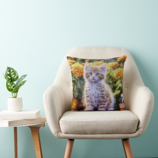Coussin Kitten au gingembre dans un jardin fleuri (Chaise)