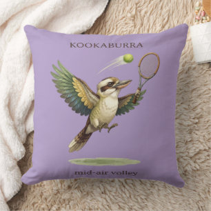 Coussin Kookaburra mignon jouant au tennis en volée en ple