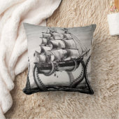 Coussin Kraken tenant le pirate/bateau de navigation 20" (Couverture)