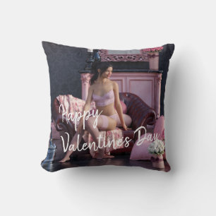 Coussin La beauté de la Saint-Valentin en lingerie sur le