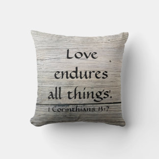 Coussin La Bible Écriture L'amour Endures