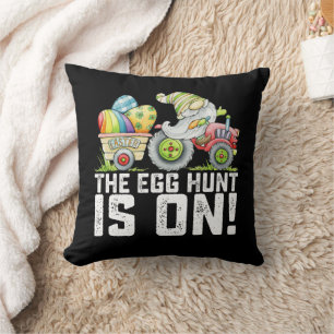 Coussin La chasse aux œufs est sur Gnome drôle de Pâques