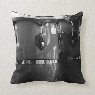 Coussin La Conga noire et blanche bat du tambour de la