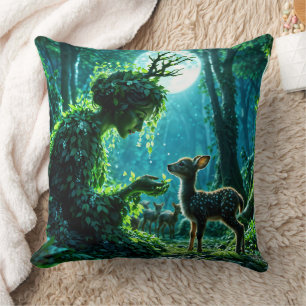 Coussin La douce caresse de mère nature sur un faon tachet