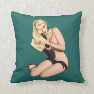 Coussin La fille de pin-up portant des gants de rien mais