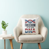 Coussin La liberté est dans notre ADN conception de t-shir (Chaise)