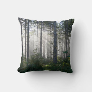 Coussin La lumière du soleil traverse une forêt agitée