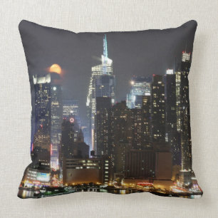 Coussin La lune se lève au-dessus du Midtown New York.