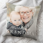 Coussin La meilleure grand-mère du monde photo de l'année<br><div class="desc">Coussin décoratif avec votre photo personnalisée et le texte "Meilleure grand-mère du monde" avec l'année personnalisée ou autre texte ci-dessous.</div>