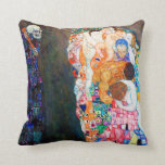 Coussin La mort et la vie, Gustav Klimt<br><div class="desc">Gustav Klimt (14 juillet 1862 - 6 février 1918) était un peintre symboliste autrichien et l'un des membres les plus en vue du mouvement de la sécession de Vienne. Klimt est réputé pour ses peintures, peintures murales, croquis et autres objets d'art. Outre ses oeuvres figuratives, qui comprennent des allégories et...</div>