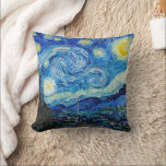 Coussin La nuit étoilée | Van Gogh |<br><div class="desc">The Starry Night est une toile peinte à l'huile par le peintre néo-impressionniste néerlandais Vincent van Gogh. Peint en juin 1889,  il dépeint la vue depuis la fenêtre est de sa chambre d'asile à Saint-Rémy-de-Provence,  juste avant le lever du soleil,  avec l'ajout d'un village imaginaire.</div>