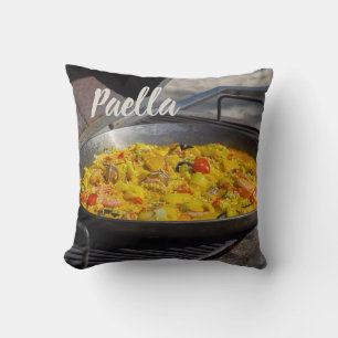 Coussin La paella est cuite sur un cadeau grill pour le ch