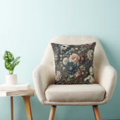 Coussin La Pépinière Déchue – Conception Florale Gothique (Chaise)