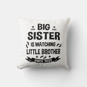 Coussin La petite sœur prend soin du grand frère en