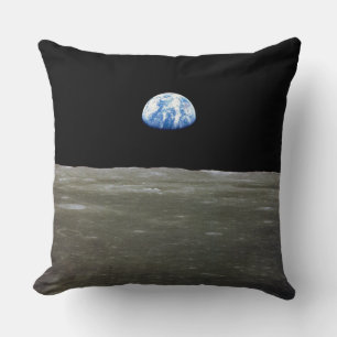 Coussin La Terre depuis la Lune dans l'espace noir : lever