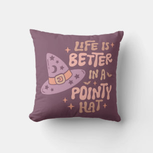 Coussin La vie est meilleure avec un chapeau pointu violet