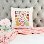 Coussin La vie est meilleure avec un chien - design super<br><div class="desc">Typographie super colorée et rétro - La vie est meilleure avec un chien - design mignon pour les amoureux de les chiens.</div>