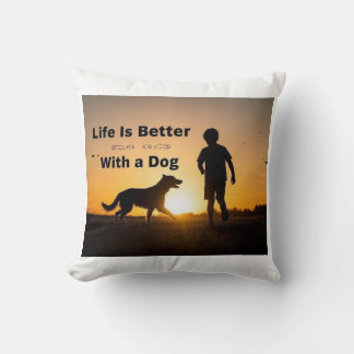 Coussin La vie est meilleure avec un chien, jeune garçon,