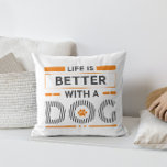 Coussin La vie est meilleure avec un chien moderne orange<br><div class="desc">Typographie gris avec accents orange design moderne - La vie est meilleure avec un chien - design mignon pour les amoureux de les chiens.</div>