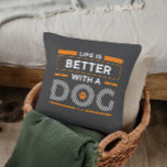 Coussin La vie est meilleure avec un chien moderne orange<br><div class="desc">La typographie blanche aux accents orange design moderne - La vie est meilleure avec un chien - le design mignon pour les amoureux de les chiens.</div>